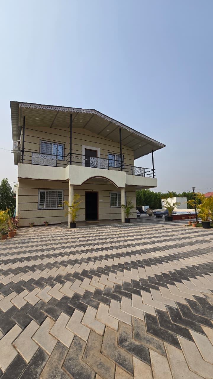Luxury 2-Storey Villa & Paved Courtyard